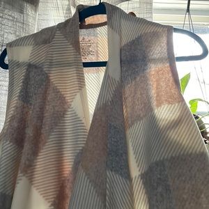 Cuddle duds multi color vest with pockets